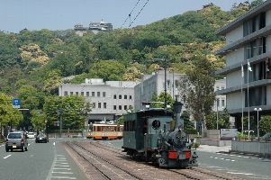 松山城と坊ちゃん列車