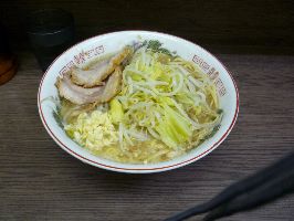 小ラーメン麺半分ニンニク