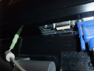 HDMIの位置は確かに悪いが使えないわけじゃない